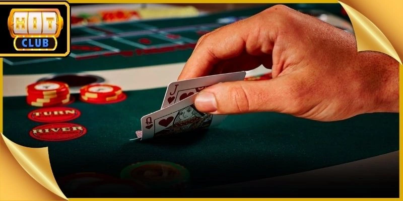 Cược thủ theo dõi thời gian đưa ra quyết định của các đối thủ cùng bàn