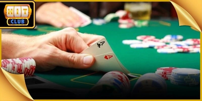 Cược thủ nhận các lá bài tây ngửa để bắt đầu hành trình Xì Tố Hitclub